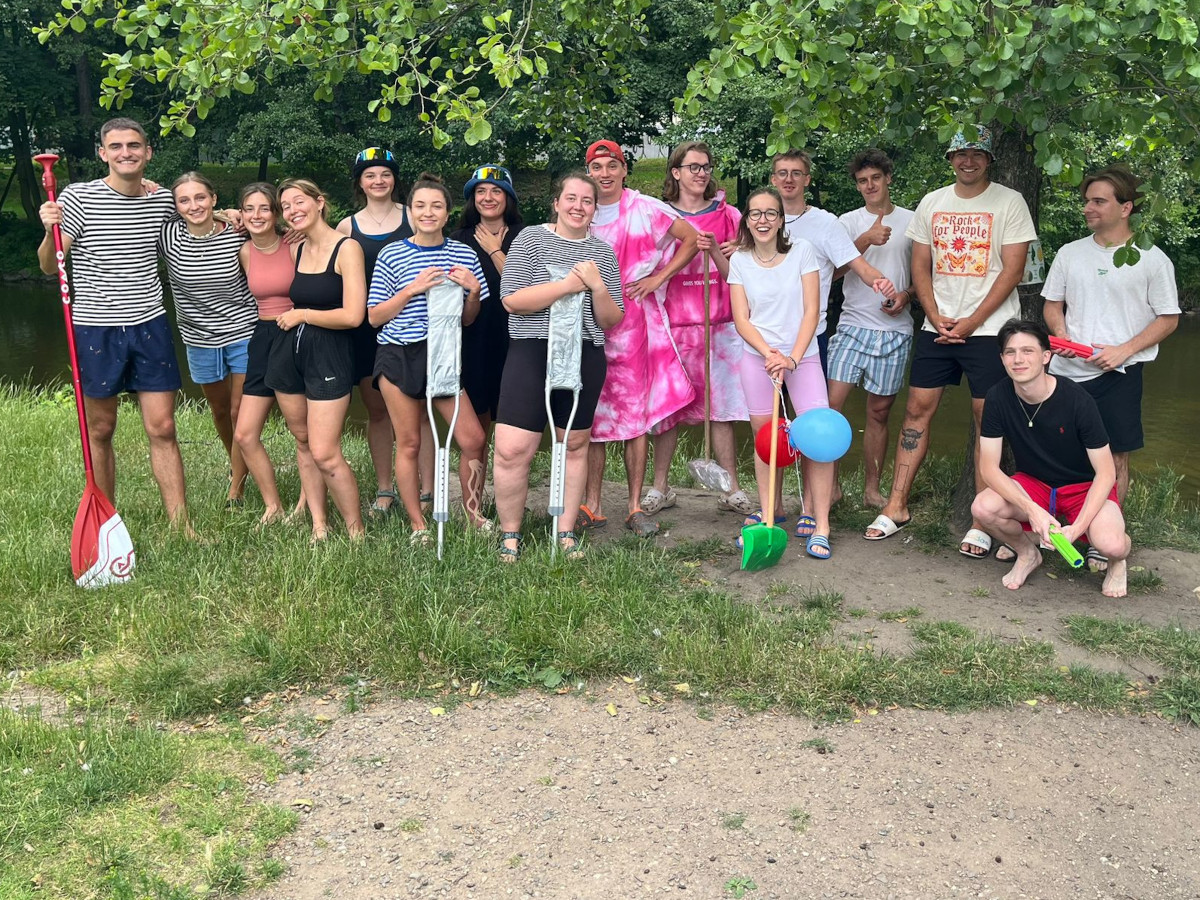 Společná fotka účastníků z minulého ročníku akce Lodipluj